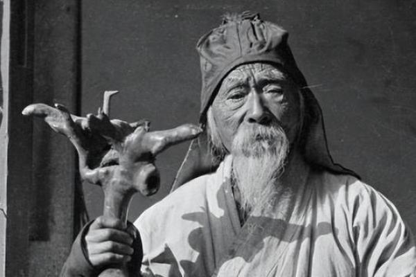 故事：民国盲人摸骨大师，叱咤政界算命五十年，晚年被女助手揭秘