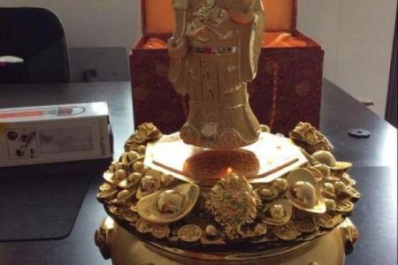 办公室桌子右手财神位放什么摆饰比较好